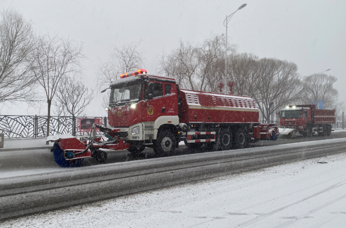 尊龙凯时人生就是搏环境除冰雪装备全力投入破冰作业，助力北京道路交通安全